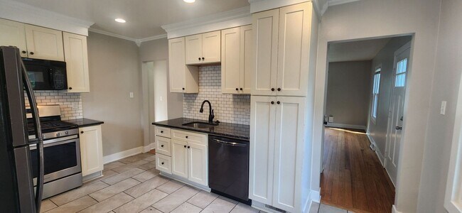 Building Photo - 2 Bed 1 Bath Home