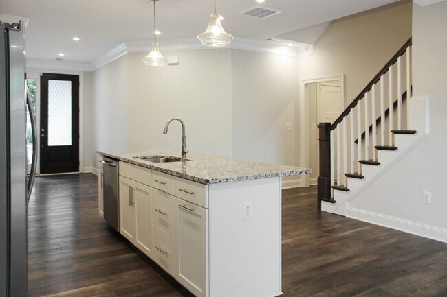 Foto del edificio - 3-bedroom villa with 1st floor primary