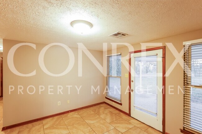 Building Photo - Charming 3 Bedroom with Private Backyard!