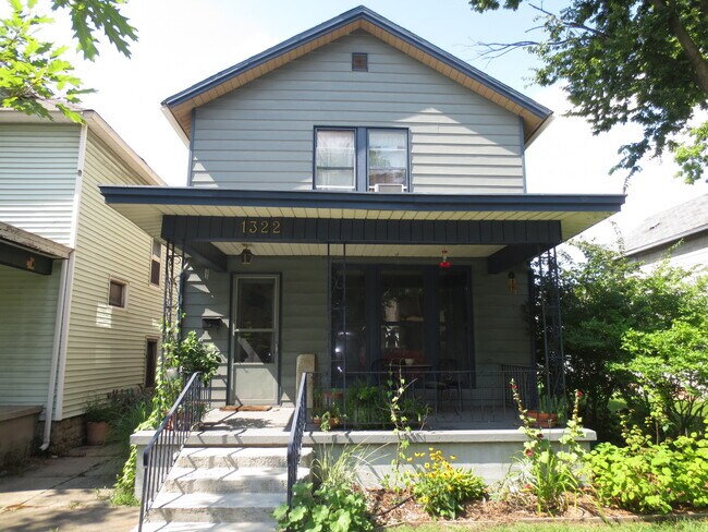 Building Photo - 3 bedroom, 1.5 bathroom home (West Central...