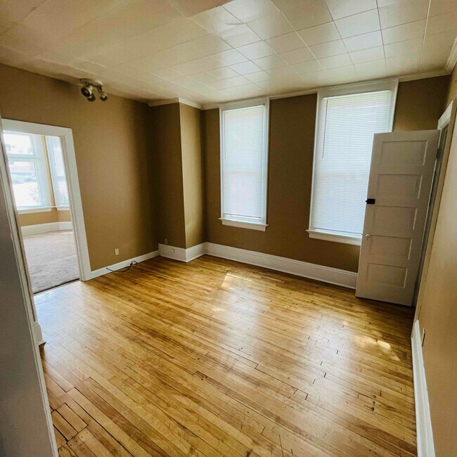 Foto del edificio - 2407 N Farwell Ave