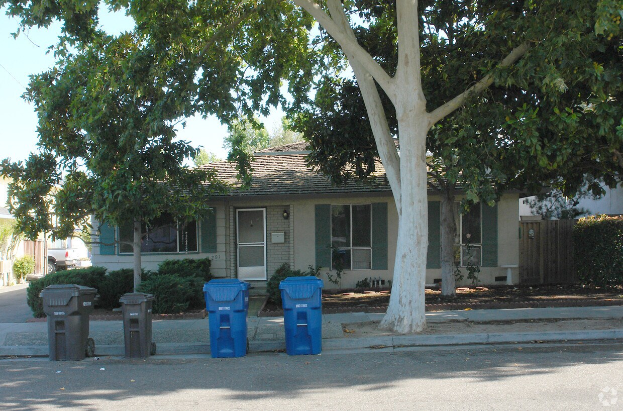 Building Photo - 201 Echo Ave