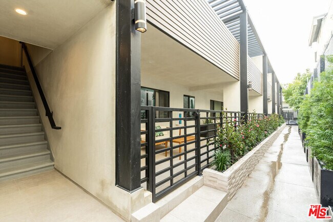 Foto del edificio - 1262 N Sweetzer Ave