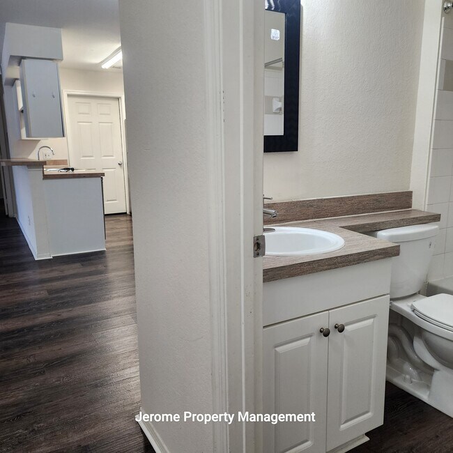 Foto del edificio - 36243 Lake Chase Blvd