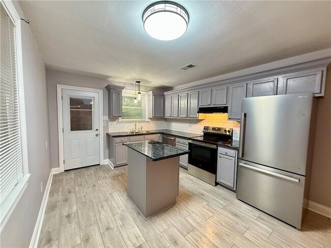 Foto del edificio - 1385 Cherokee Ave