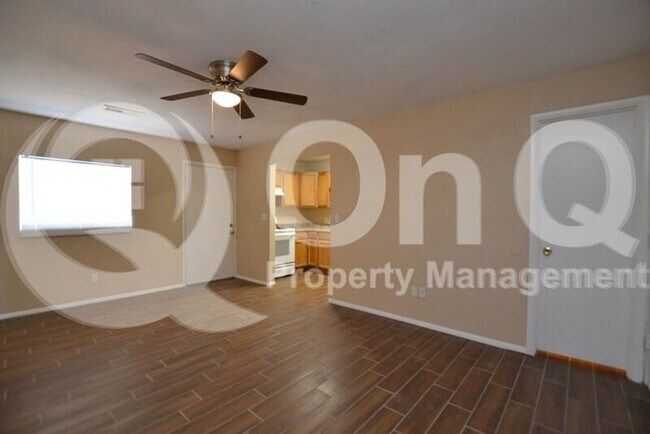 Building Photo - 2824 W Louise Dr