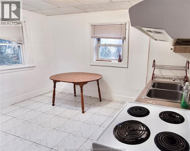 Building Photo - 672 Tournier St
