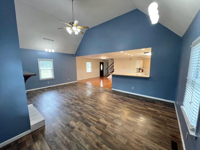 Living Room, Vaulted Ceiling - 628 Slatestone Rd