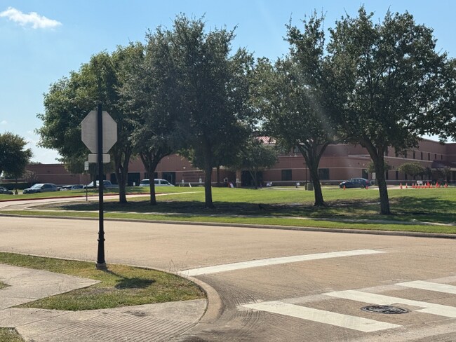 Foto del edificio - 903 Redbud Dr