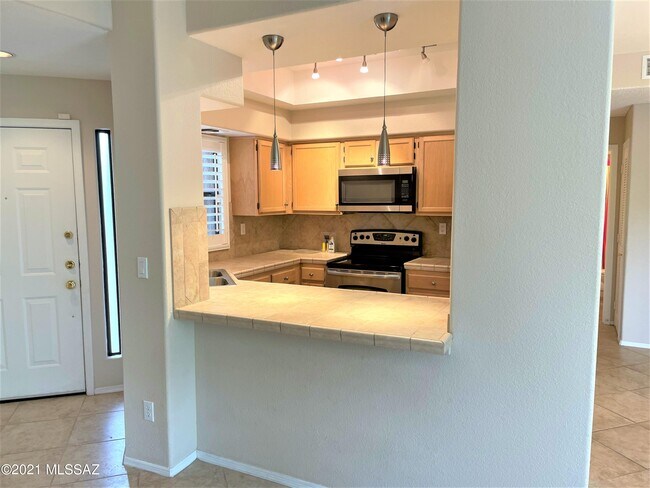 Building Photo - 6655 N Canyon Crest Dr