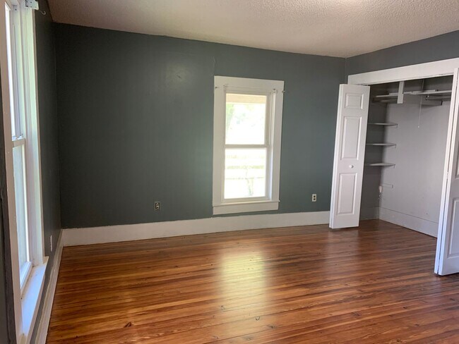 Foto del edificio - A quaint three bedroom one bath single family house in Five Points