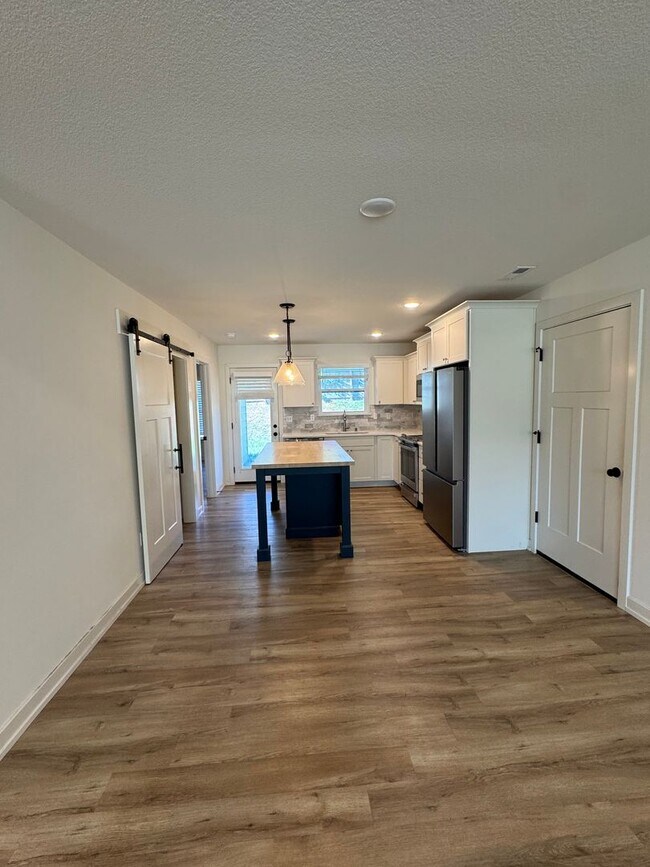 Foto del edificio - 3 bedroom 2 bath house