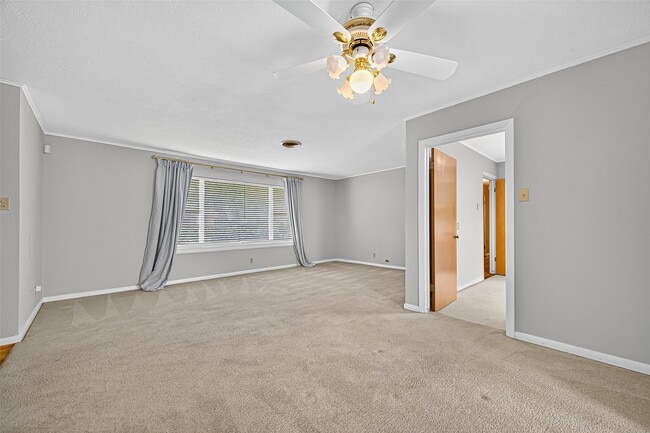 Building Photo - 10005 Hazelhurst Dr