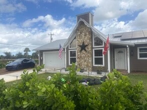 Building Photo - 1297 SE Floresta Dr