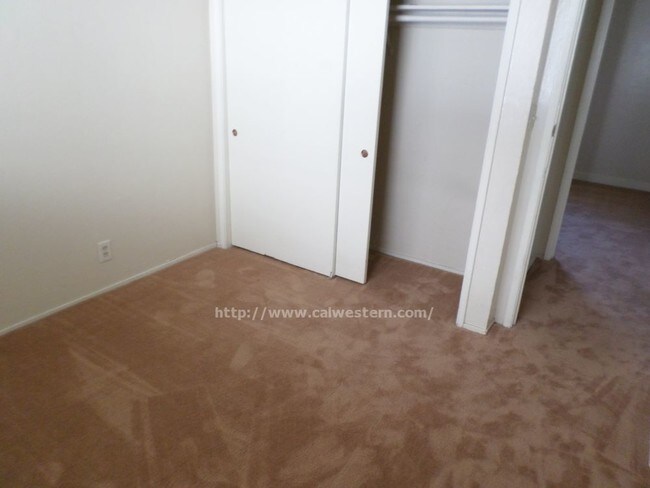 Building Photo - 2/1 Upstairs Unit near Pearl and Hillsdale