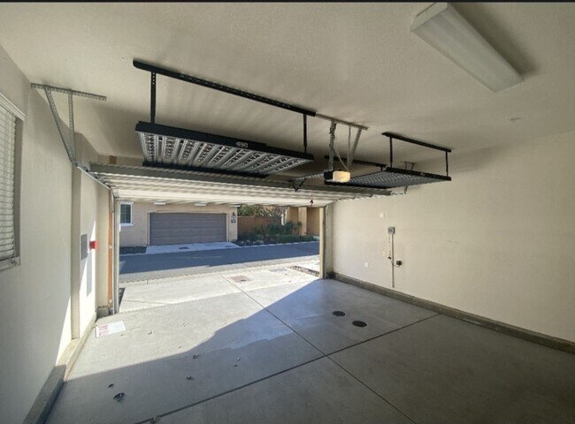 Building Photo - 3 br, 2.5 bath House - 2077 Camino Real Way