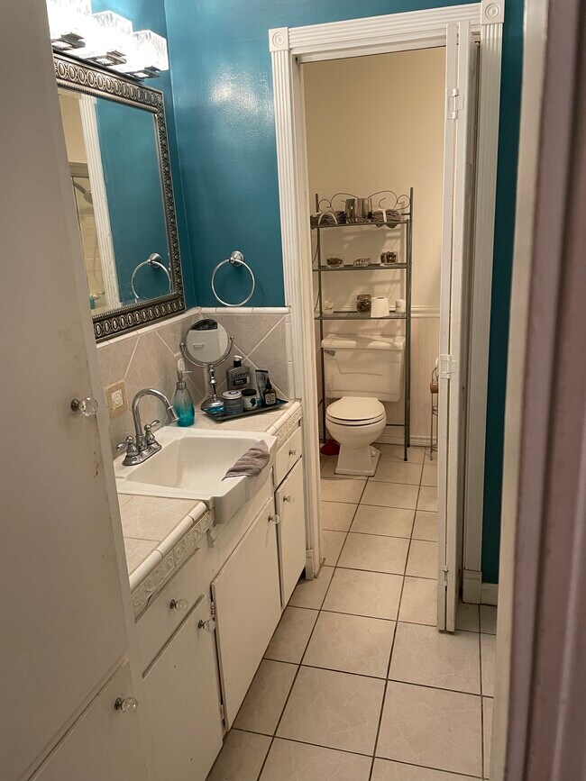 Bathroom area - 960 Larrabee St