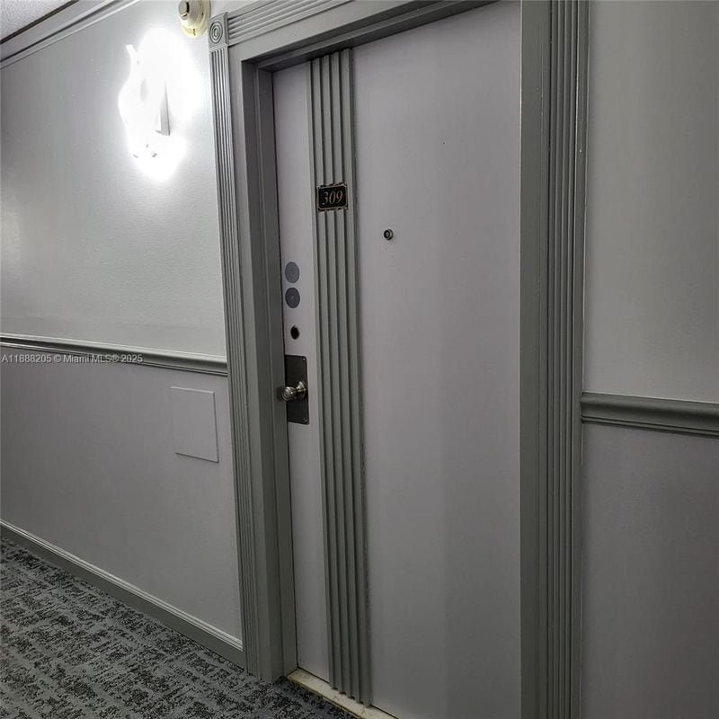 Foto del edificio - 16919 N Bay Rd