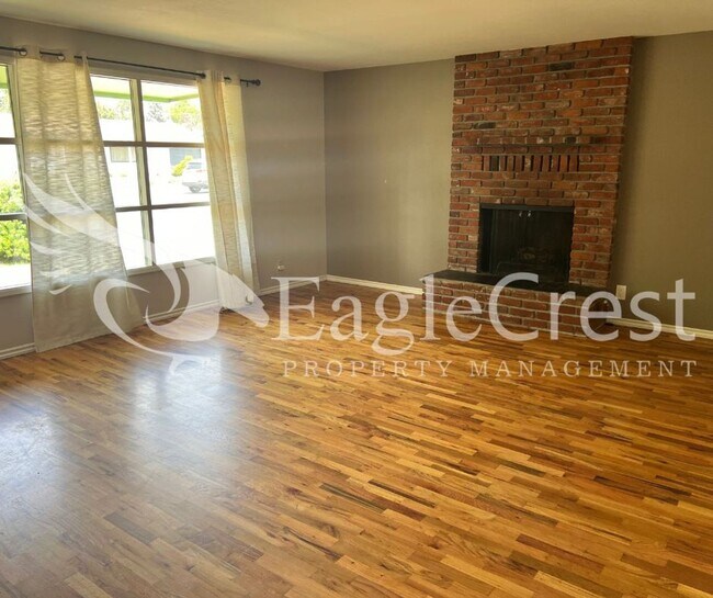 Building Photo - Three Bedroom, One Bath Home with Large Fe...