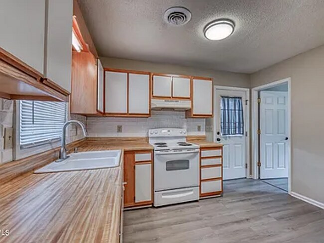 Building Photo - Charming 2-Bedroom Cottage
