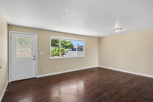Foto del edificio - Updated 3-Bed Home on Spacious Lot – 10 Mi...
