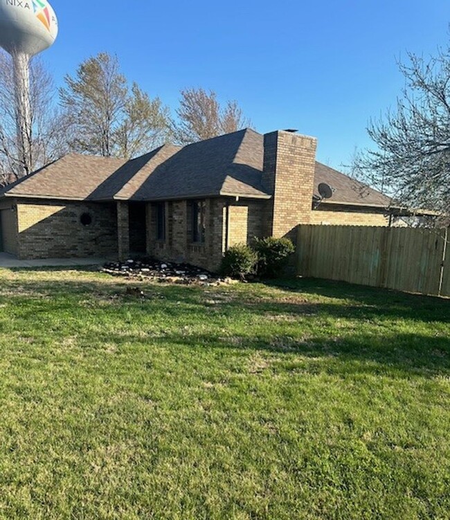 Foto del edificio - ALL BRICK HOME IN NIXA Located in McCroske...