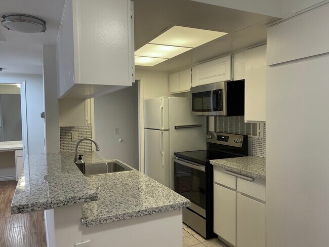 Kitchen - 1517 E Garfield Ave