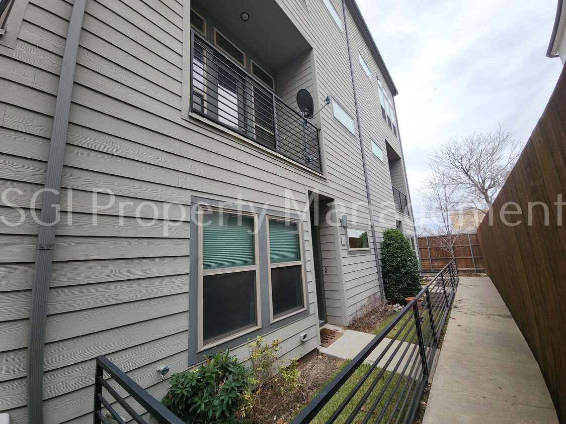 Foto principal - Gorgeous townhome ready for move in