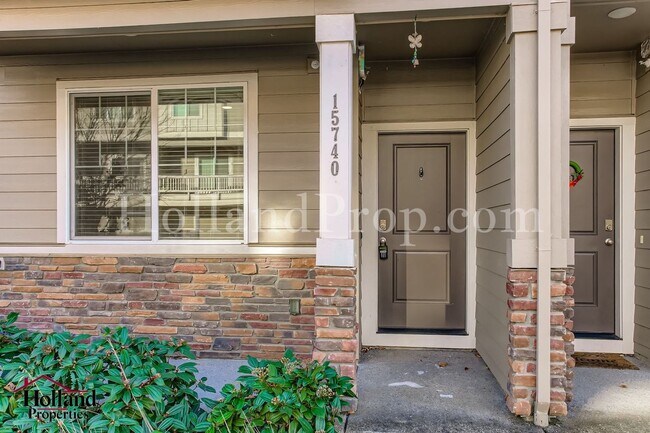 Building Photo - We just lower our price. 3 BEDROOM 2.5 Bath in a great location!!!