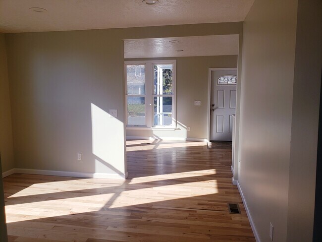 Foto del edificio - 130 N Pearl Ave