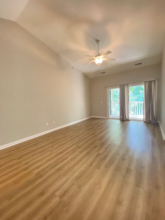 Building Photo - 2 bedroom / 2 bathroom - 3rd floor condo e...