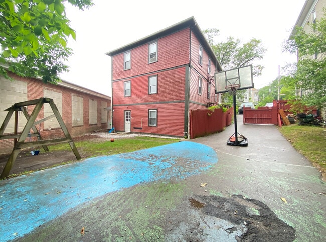 Building Photo - 604 Blackstone St