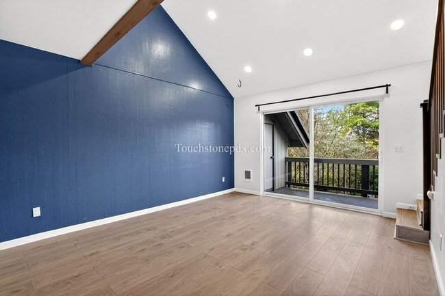 Foto del edificio - Cozy 1BD/1BA Condo in Portland’s West Hills w/ Carport & Private Balcony