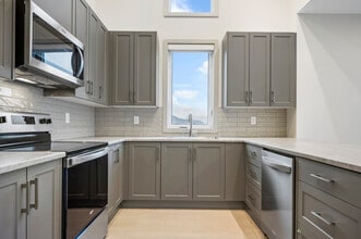 Building Photo - 45547-45547 Knight Rd