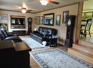 Foto del edificio - 24-24 Howe Ln