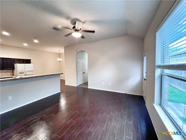 Foto del edificio - 565 Creekside Cir