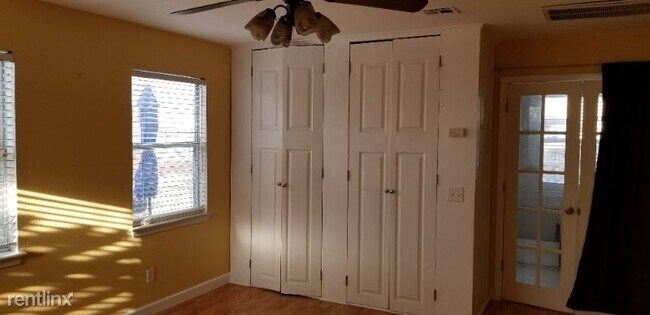 Foto del edificio - 3 br, 1 bath House - 17 W 5th St