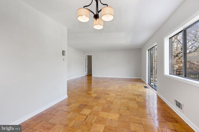 Foto del edificio - 10631 Montrose Ave