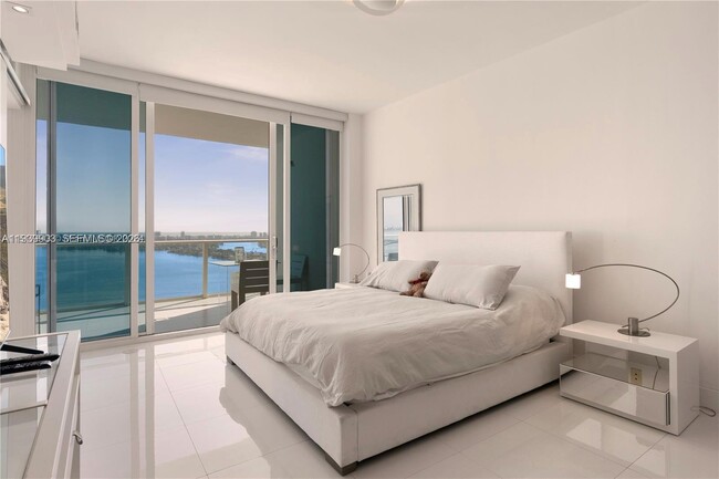 Building Photo - 2020 N Bayshore Dr