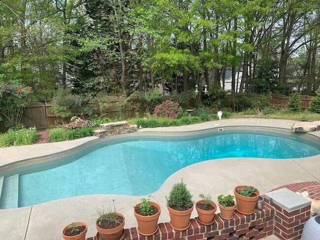 Foto del edificio - 612 Heathercrest Ct