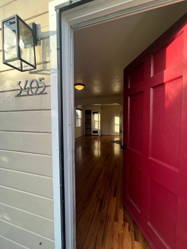 Foto principal - Pet Friendly! 2 Bed, 1 Bath Home with a Fu...