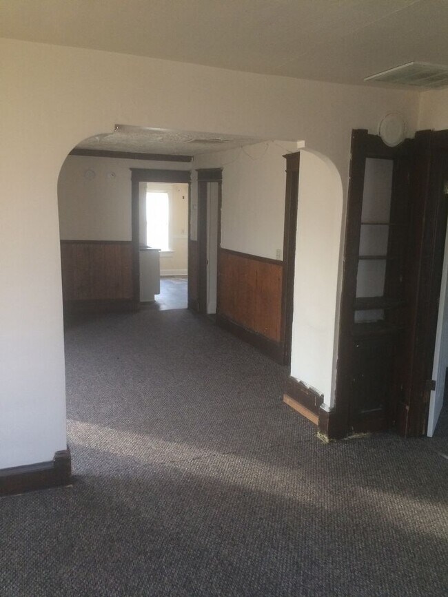 Building Photo - 3837 N. 11th Street - 2 Bedroom Upper