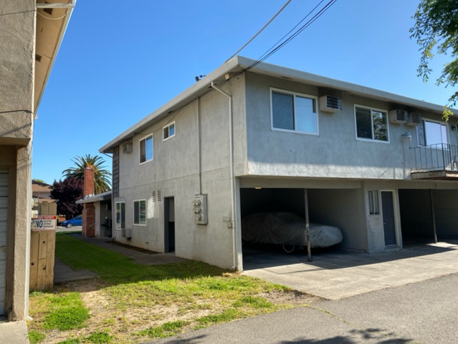 Building Photo - 1 Bedroom Town Home