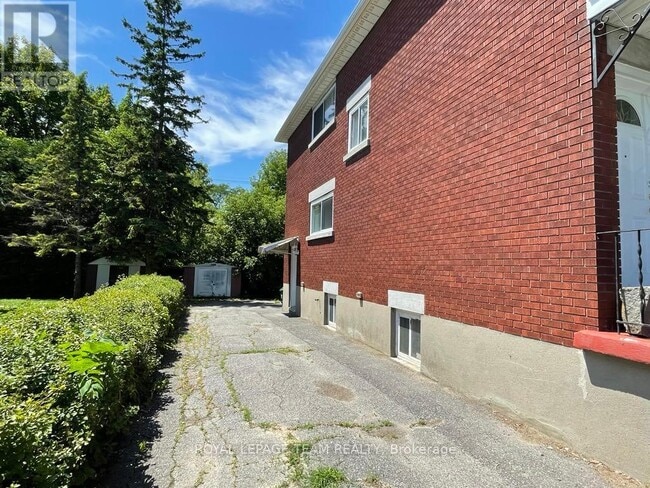 Building Photo - 482 Vernon Ave