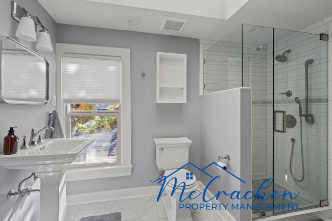 Foto del edificio - Fully furnished, pet-friendly, and available for mid-term stays with a 30-day minimum