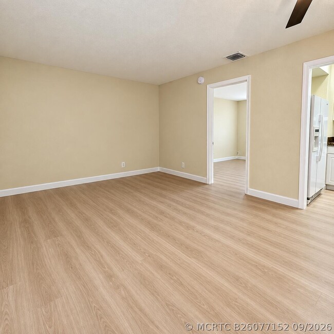 Building Photo - 815 Middle River Dr