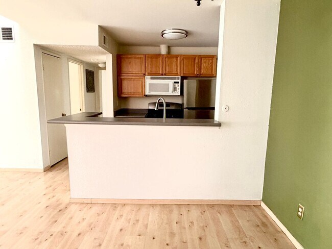 Foto del edificio - Bright & Updated 2bed 1 bath Tarzana Condo in Gated Community!