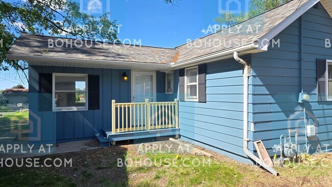 Building Photo - AVAILABLE SOON! LAKEFRONT 2 BED 1.5 BATH H...