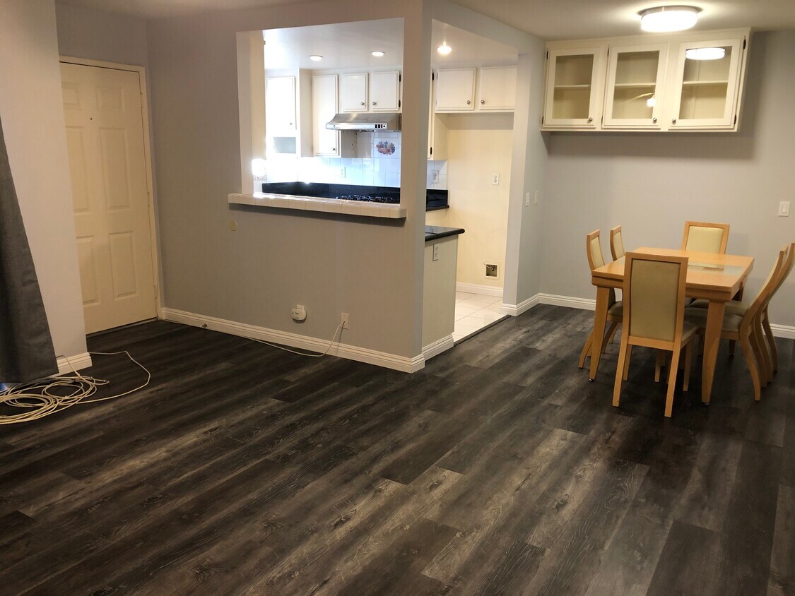 Foto del edificio - 8051 Loren Ln