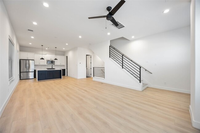 Building Photo - 2528 Live Oak St
